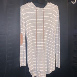 It’s really cute!! It is thin and breathable. It has pockets!!